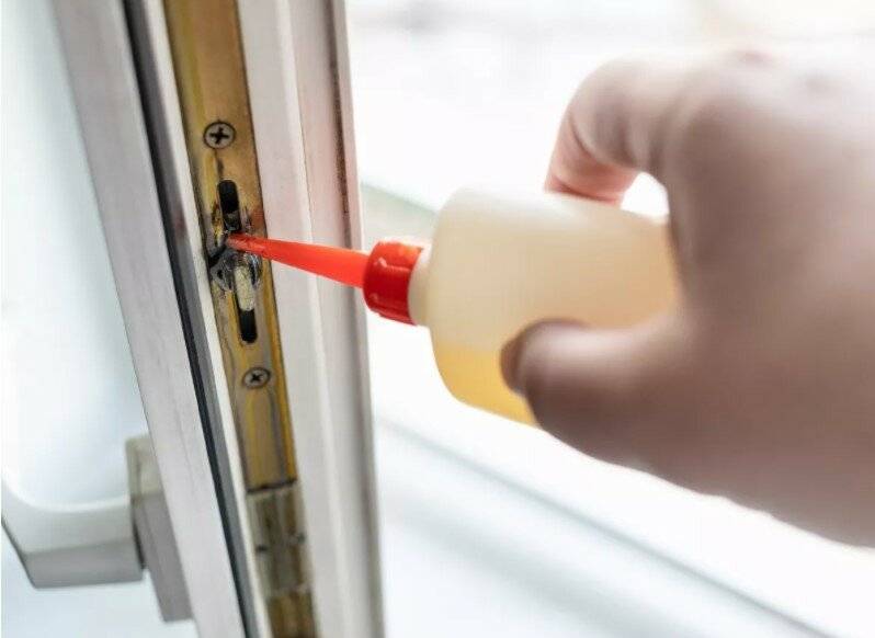 Надо ли смазывать окна: чем обработать фурнитуру, какое масло использовать | дневники ремонта obustroeno.club